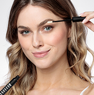 Smiling woman with raised eyebrows using the eyebrow serum
