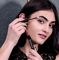 Model with very thick brows using the Brow serum